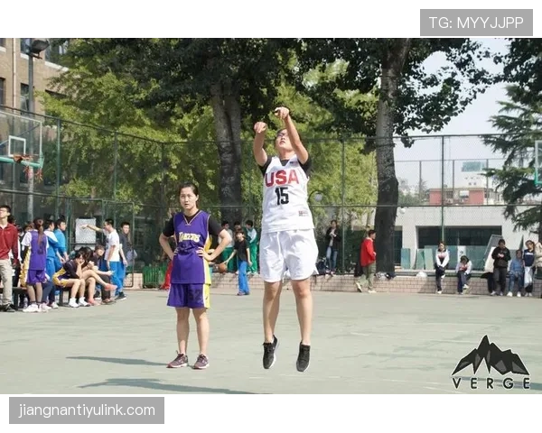 篮球比赛球卡篮筐规则：详解球权归属与比赛恢复的判定标准